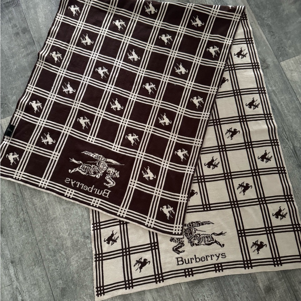 Burberry Brown and Cream Checkered shawl like new very rare réversible
